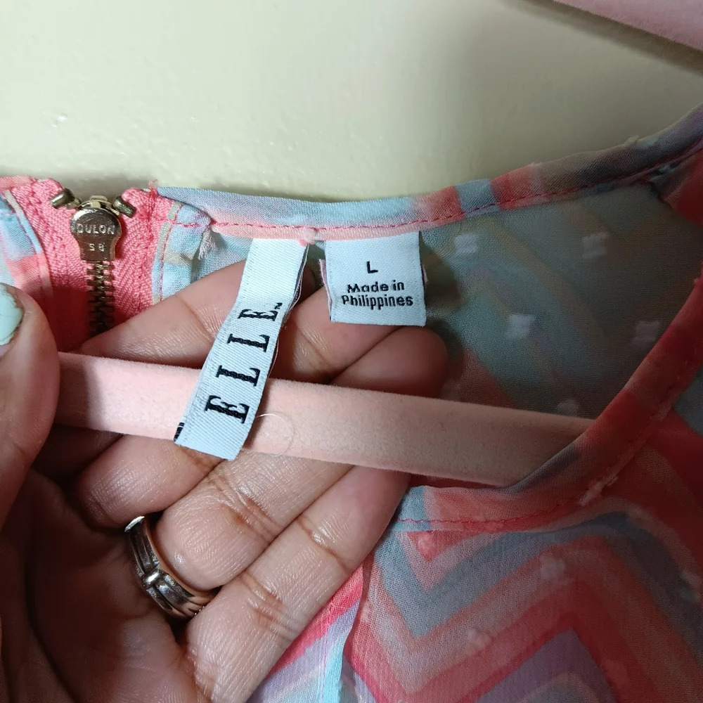 Elle sleeveless top with spring colors. Size Large - Picture 2 of 3